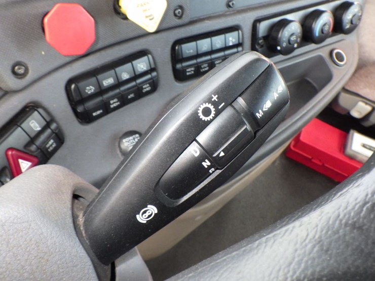 2018-freightliner-cascadia-113-image-16