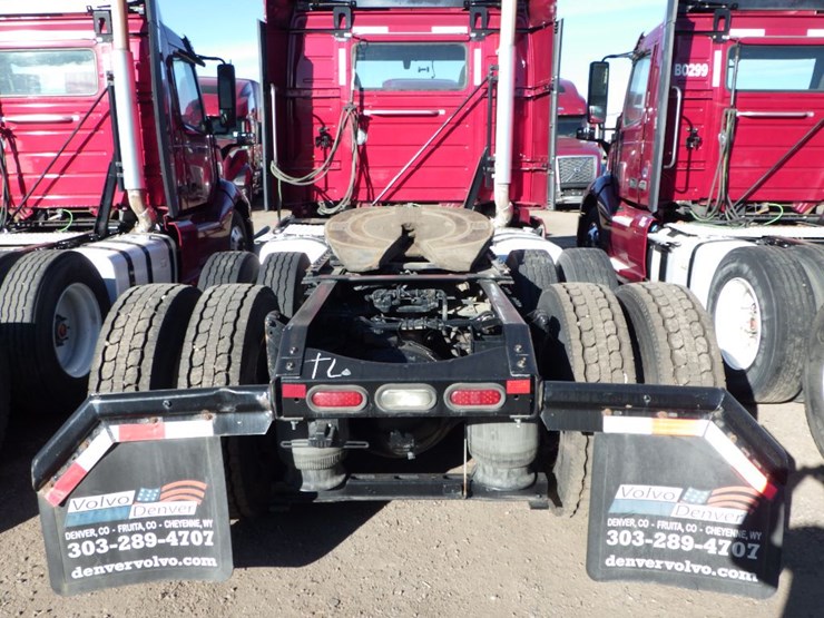 2021-volvo-vnl-300-image-11