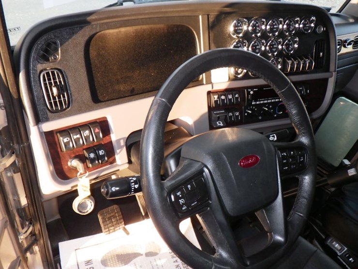 2023-peterbilt-389-image-18