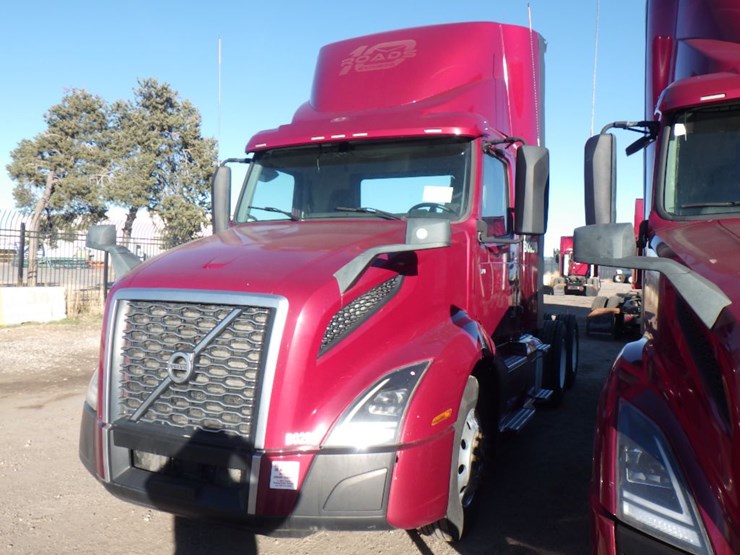 2021-volvo-vnl-300-image-1