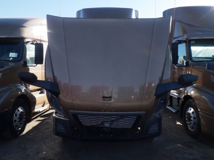 2022-volvo-vnl-300-image-21