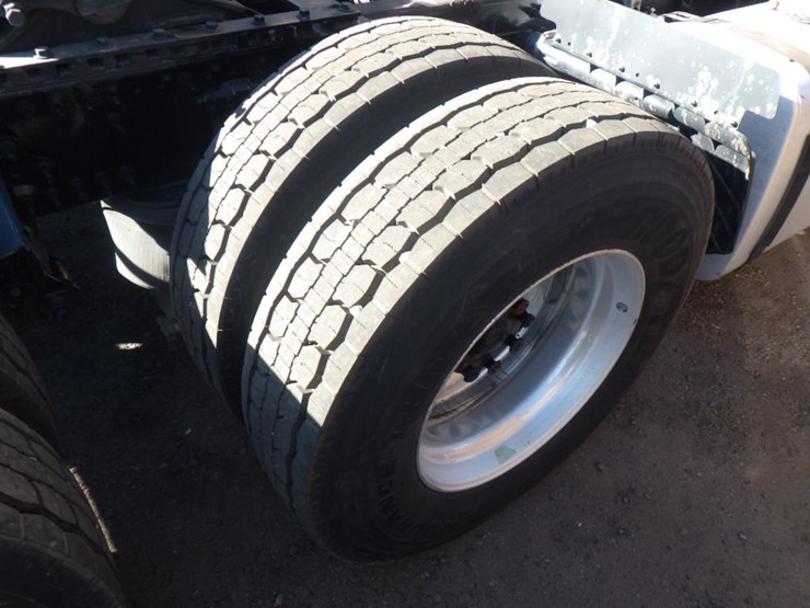 2022-volvo-vnl-300-image-5