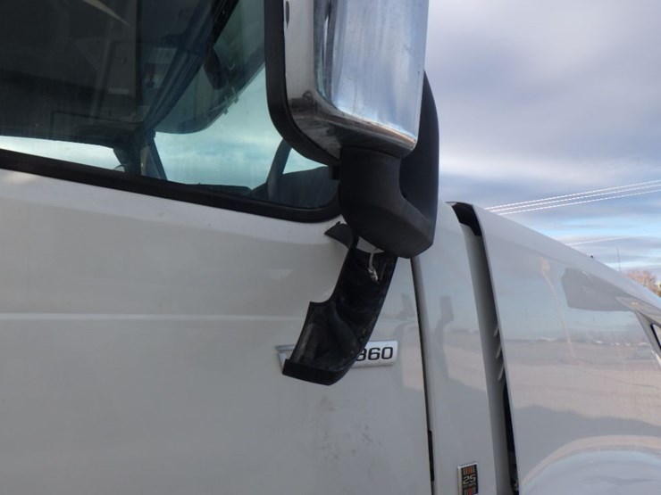 2022-volvo-vnl-860-image-5