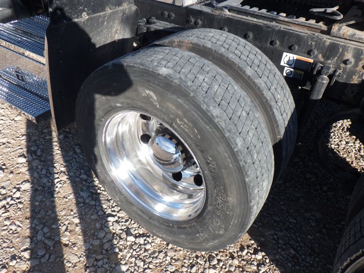 2023-peterbilt-389-image-15