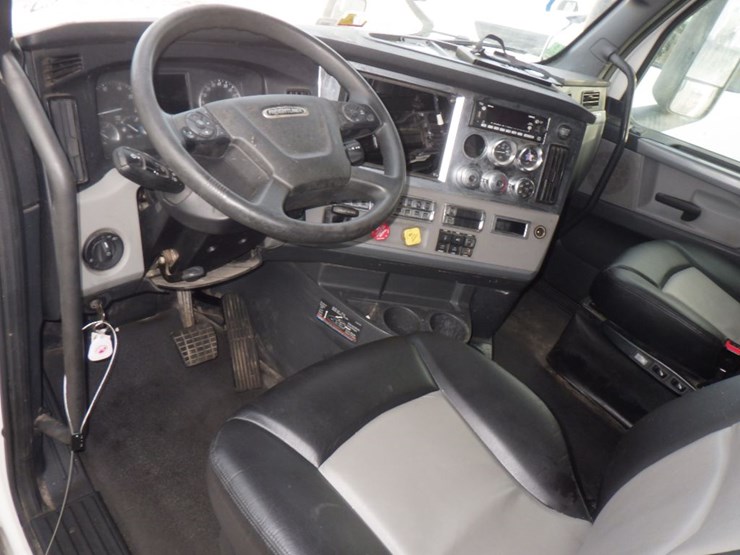 2022-freightliner-cascadia-126-image-17