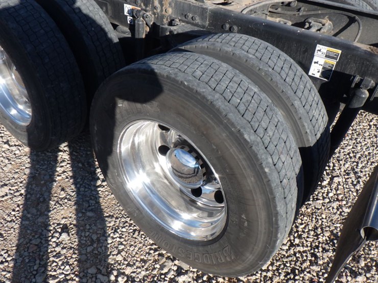 2023-peterbilt-389-image-14