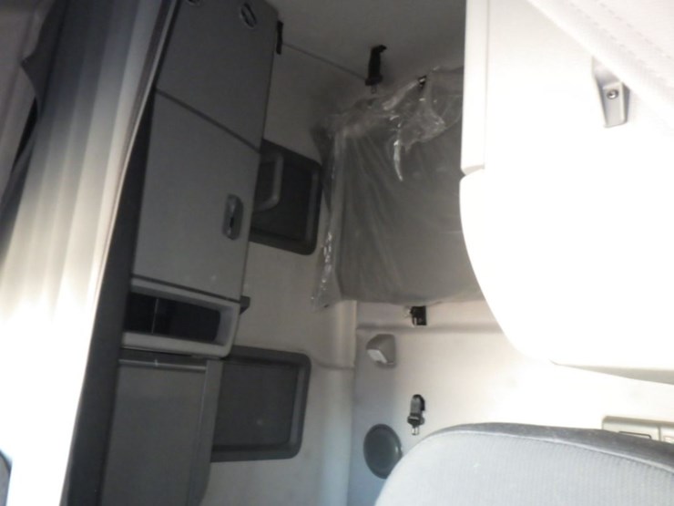 2020-volvo-vnl-760-image-18