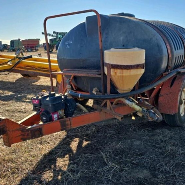 1000-GALLON NURSE TANK ON TRAILER W/ BRIGGS & STRATTON MOTOR