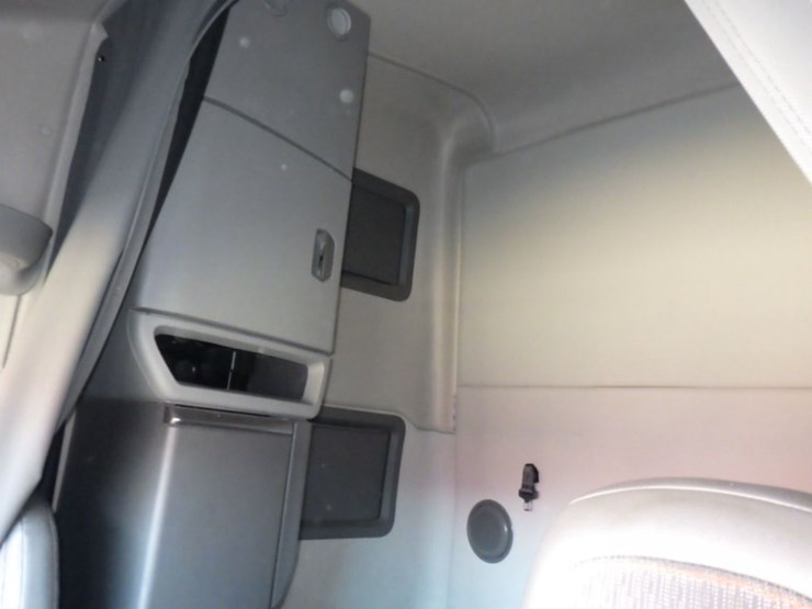 2022-volvo-vnl-760-image-19