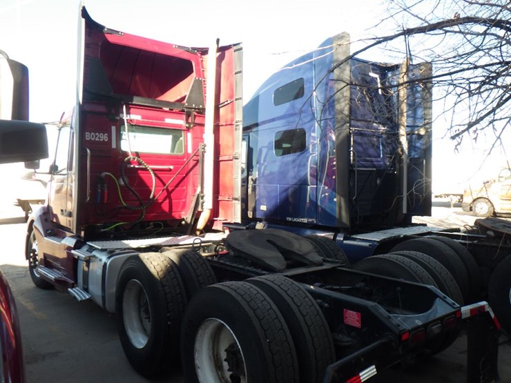 2021-volvo-vnl-300-image-9