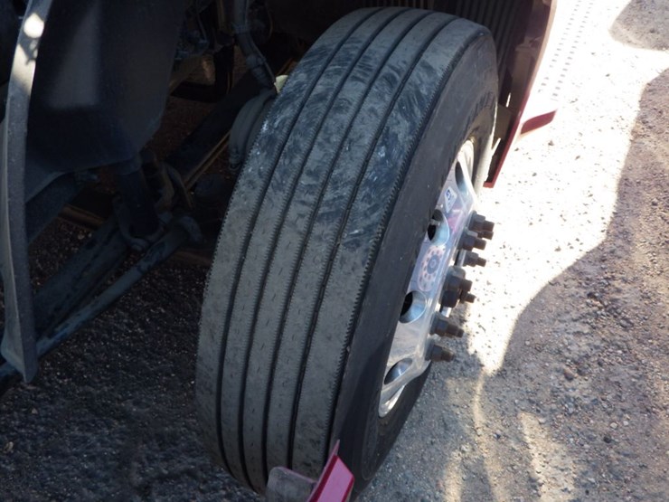 2021-volvo-vnl-300-image-28