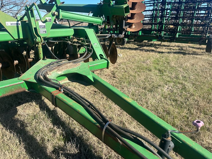 john-deere-32-image-35