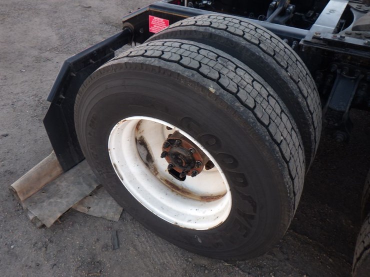 2021-volvo-vnl-300-image-6