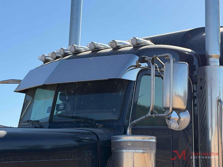 2021-peterbilt-389-image-10