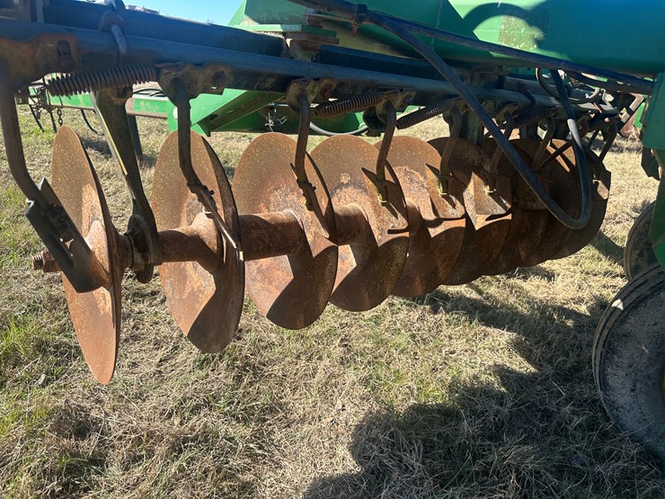 john-deere-32-image-23