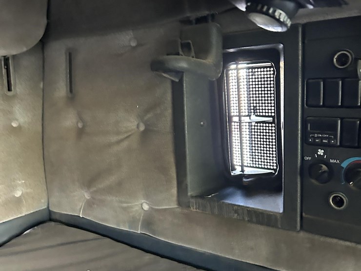 1999-volvo-vnl64t770-image-15