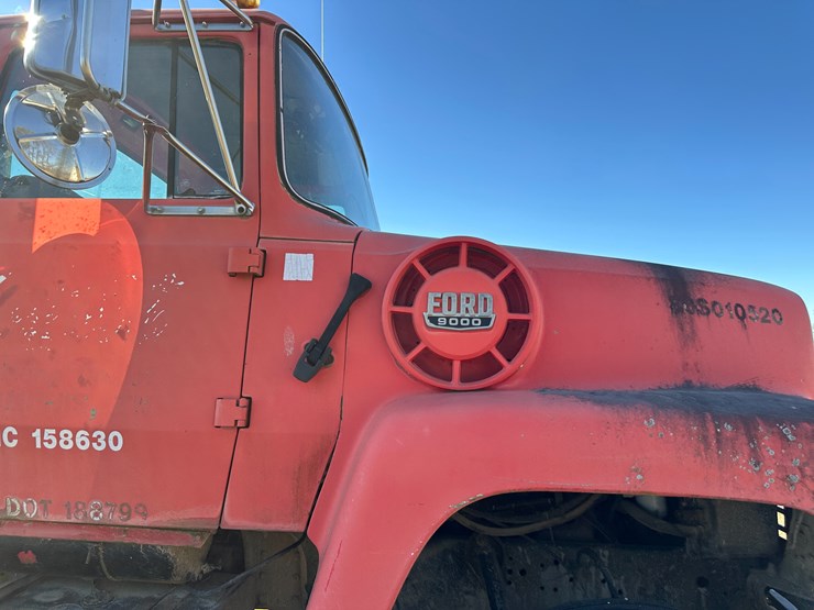 1974-ford-9000-image-36