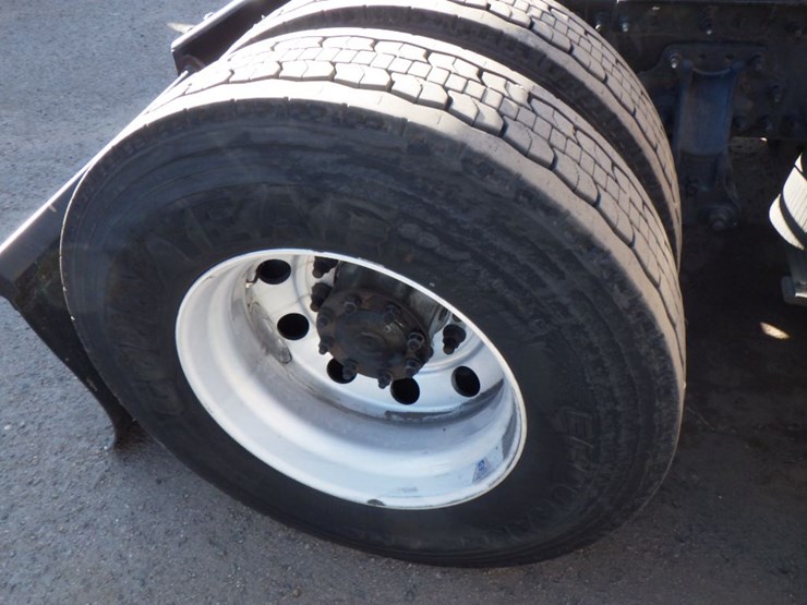 2022-volvo-vnl-760-image-8