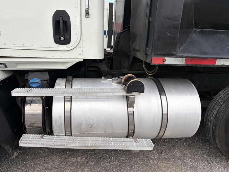 2016-caterpillar-ct660s-image-3