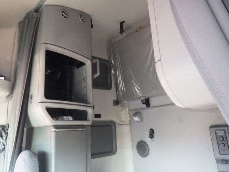 2020-volvo-vnl-760-image-17