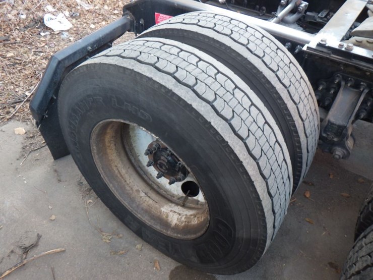 2021-volvo-vnl-300-image-6