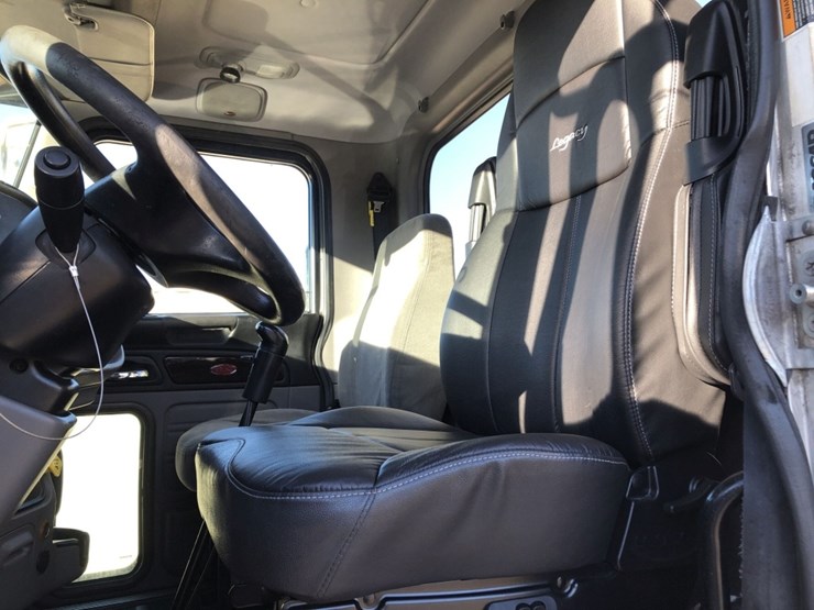 2015-peterbilt-389-image-8