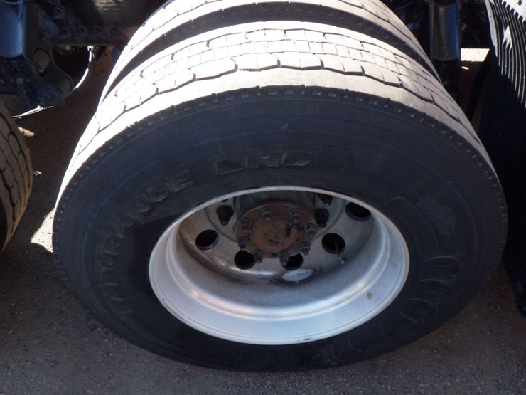 2022-volvo-vnl-760-image-6