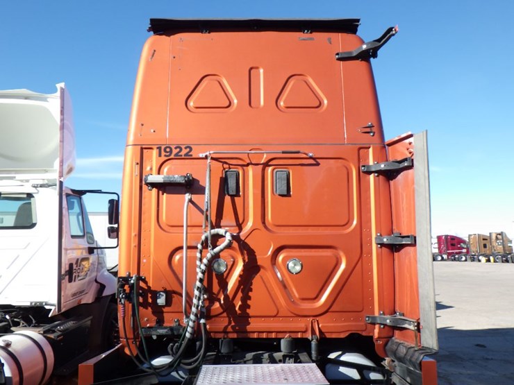 2017-freightliner-cascadia-125-evolution-image-13