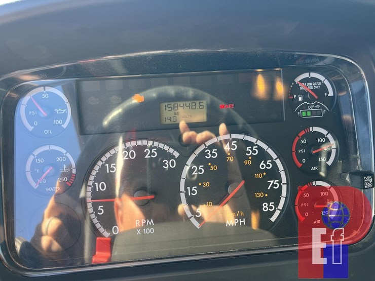 2015-freightliner-business-class-m2-106-image-12