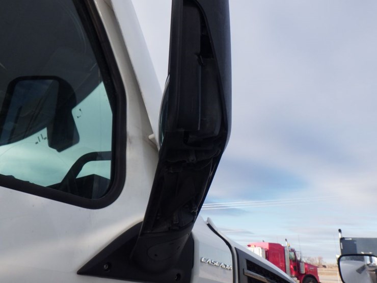 2022-freightliner-cascadia-126-image-4