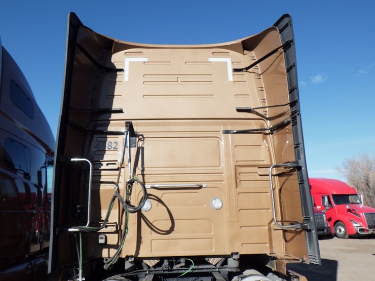 2022-volvo-vnl-760-image-13