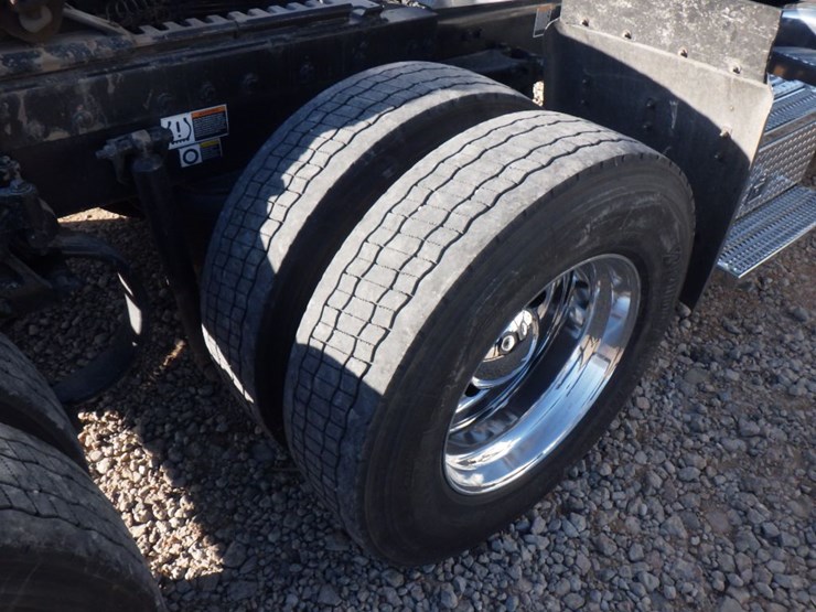 2023-peterbilt-389-image-7