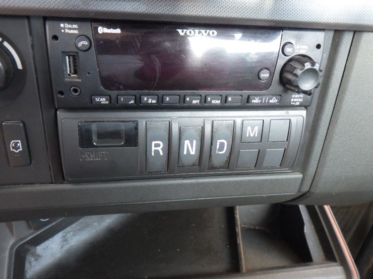 2022-volvo-vnl-300-image-18