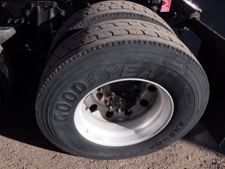 2022-volvo-vnl-760-image-15