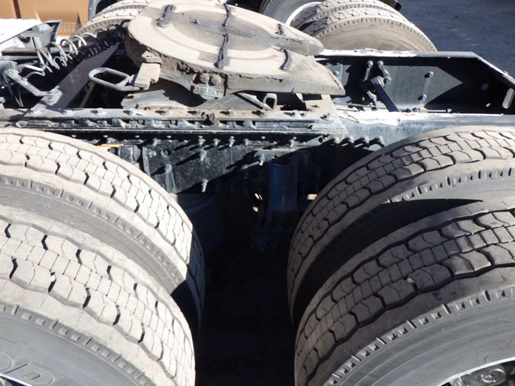 2022-volvo-vnl-760-image-17