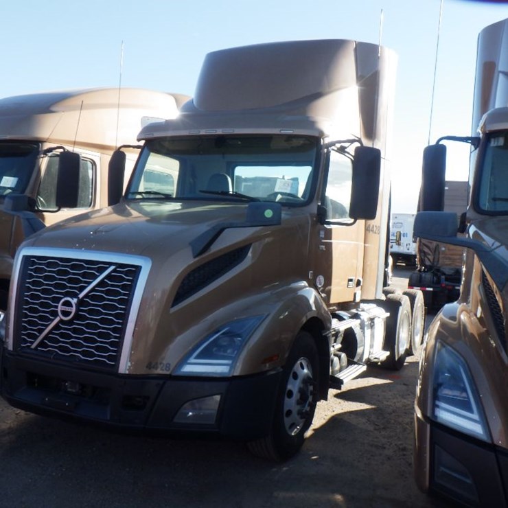 2022 VOLVO VNL 300