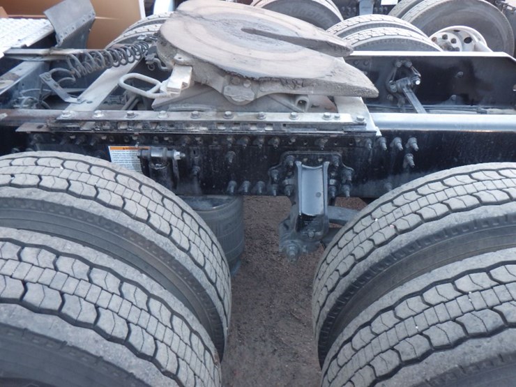 2023-volvo-vnl-760-image-14