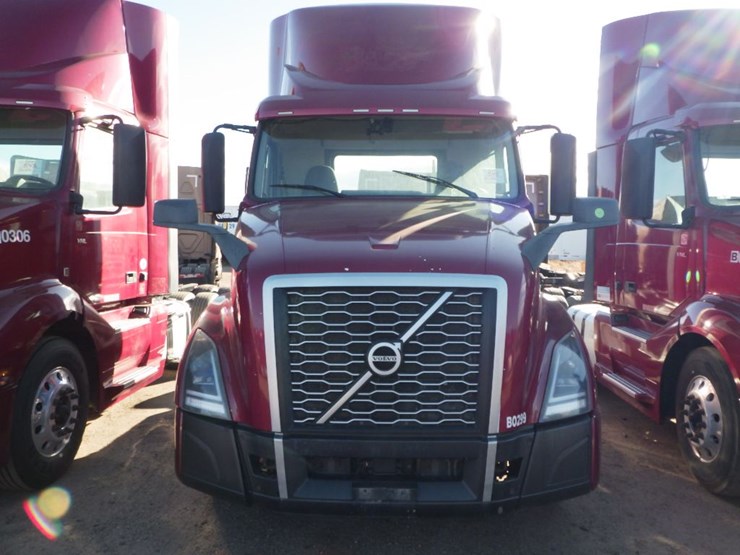 2021-volvo-vnl-300-image-2