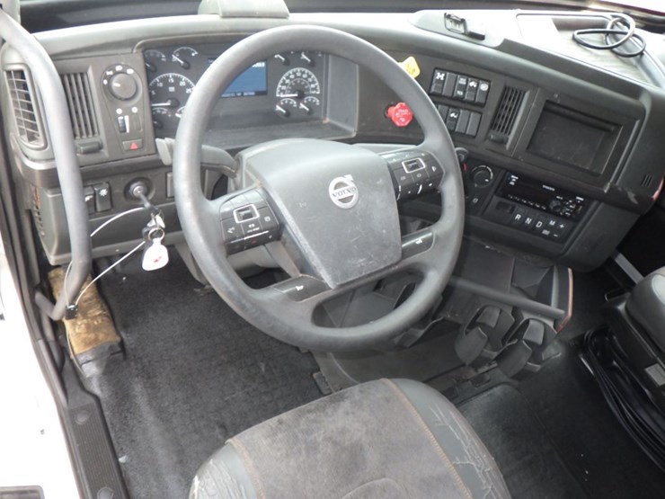 2021-volvo-vnl-860-image-22