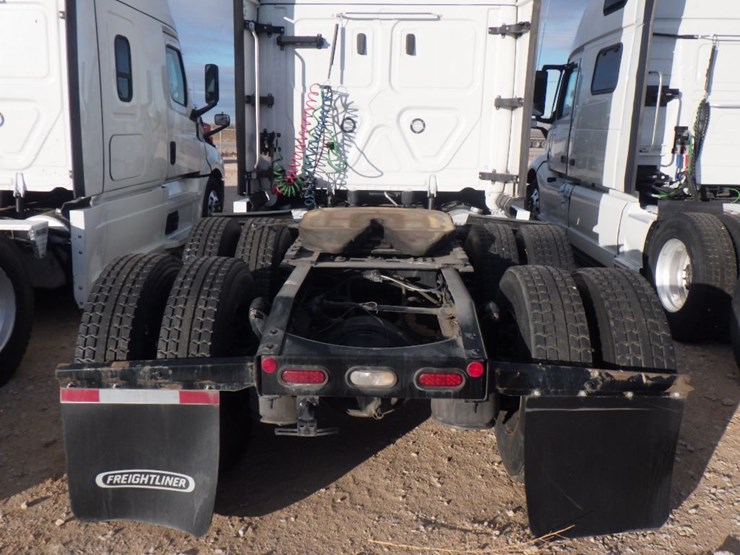 2022-freightliner-cascadia-126-image-11