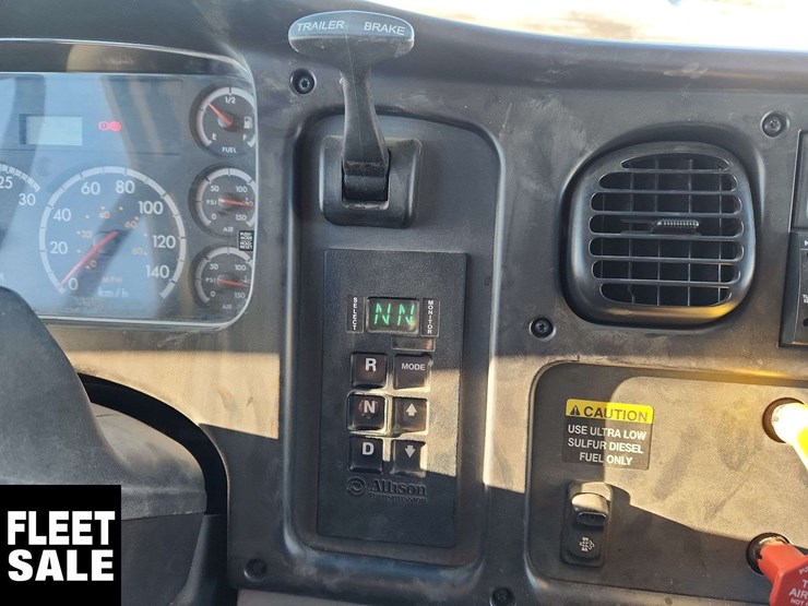 2008-freightliner-m2-106-image-24