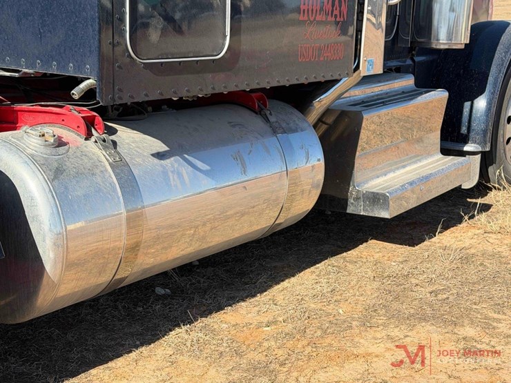 2021-peterbilt-389-image-28