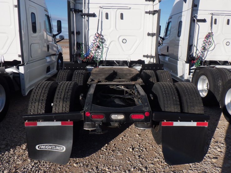 2022-freightliner-cascadia-126-image-11