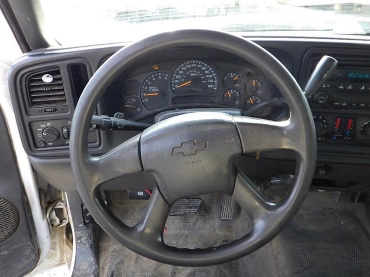 2005-chevrolet-3500-image-23