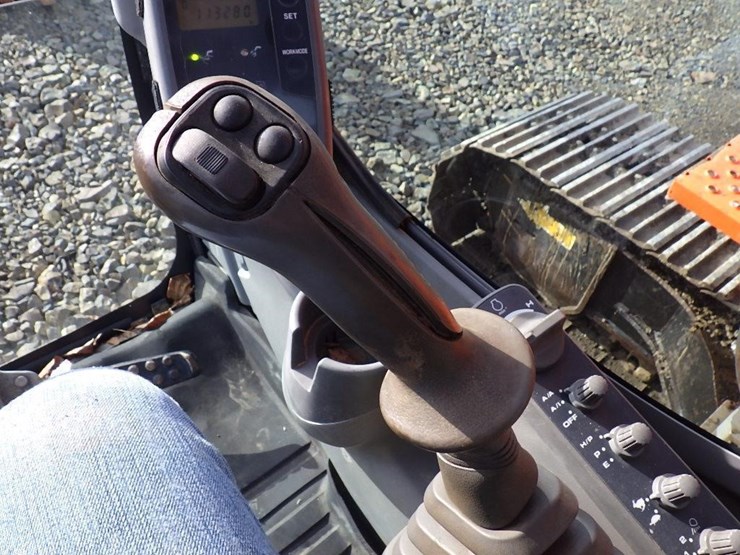 hitachi-zx225us-lc-image-33