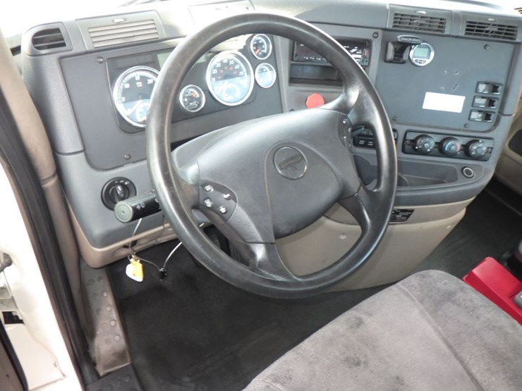 2018-freightliner-cascadia-113-image-15