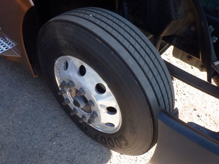 2023-volvo-vnl-760-image-28