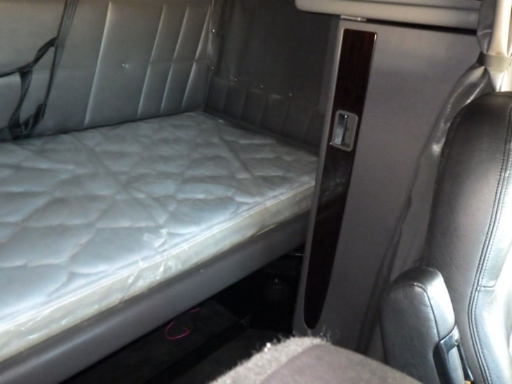 2023-peterbilt-389-image-5