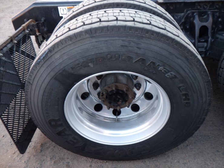 2022-kenworth-t680-image-12