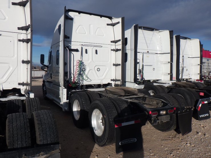 2022-freightliner-cascadia-126-image-14